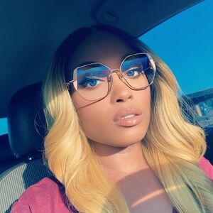 Meet your Posher, Rita